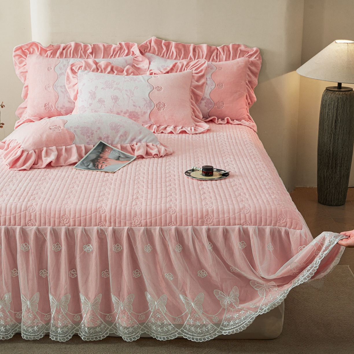 91家纺网 家纺一手货源 找家纺 宜凡家纺 2025新款牛奶绒雕花刺绣夹棉床裙四件套 温情玫瑰 玉