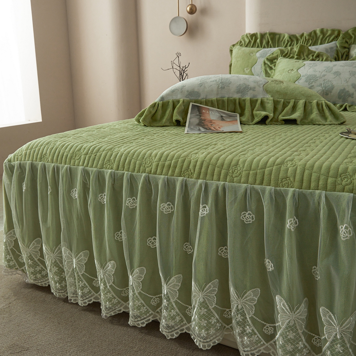 91家纺网 家纺一手货源 找家纺 宜凡家纺 2025新款牛奶绒雕花刺绣夹棉床裙四件套 温情玫瑰 绿