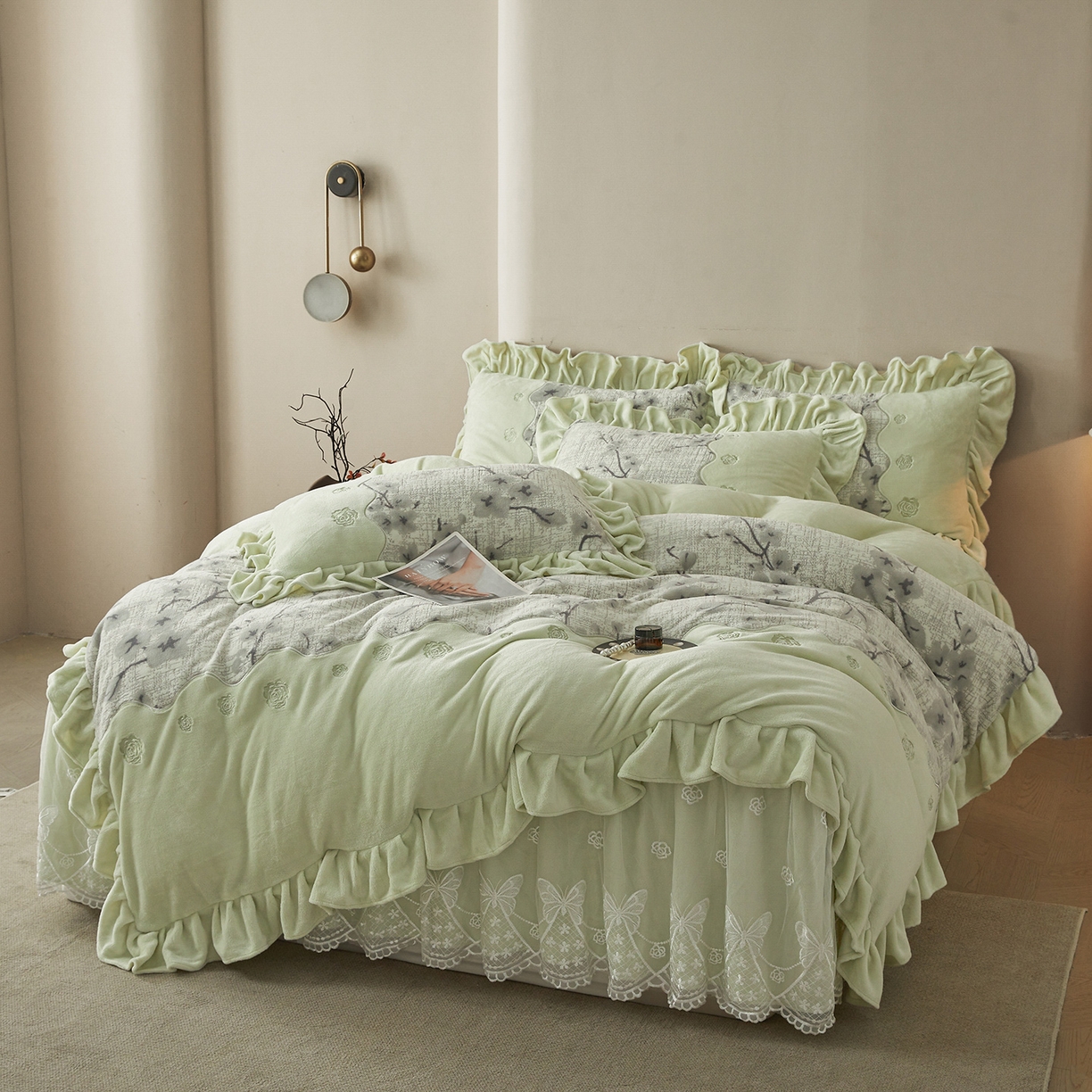 91家纺网 家纺一手货源 找家纺 宜凡家纺 2025新款牛奶绒雕花刺绣夹棉床裙四件套 寒梅絮语 绿
