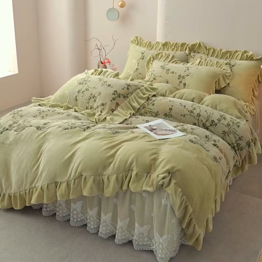 91家纺网 家纺一手货源 找家纺 （总）宜凡家纺 2025新款牛奶绒雕花刺绣夹棉床裙四件套