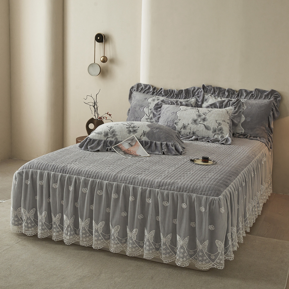 91家纺网 家纺一手货源 找家纺 宜凡家纺 2025新款牛奶绒雕花刺绣夹棉床裙四件套 寒梅絮语 灰