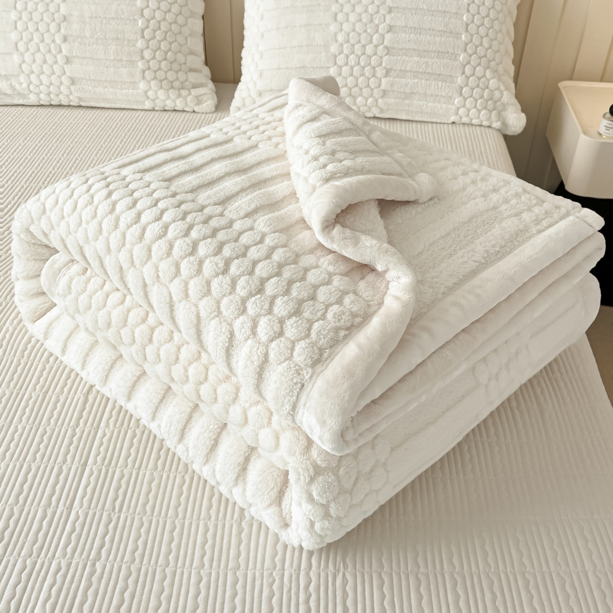 91家纺网 家纺一手货源 找家纺 欧邦 2025新款A类提花云锦绒双面绒单层毯-风铃系列 风铃-白