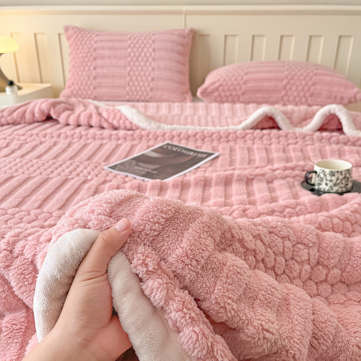 91家纺网 家纺一手货源 找家纺 欧邦 2025新款A类提花云锦绒双面绒单层毯-风铃系列 风铃-粉