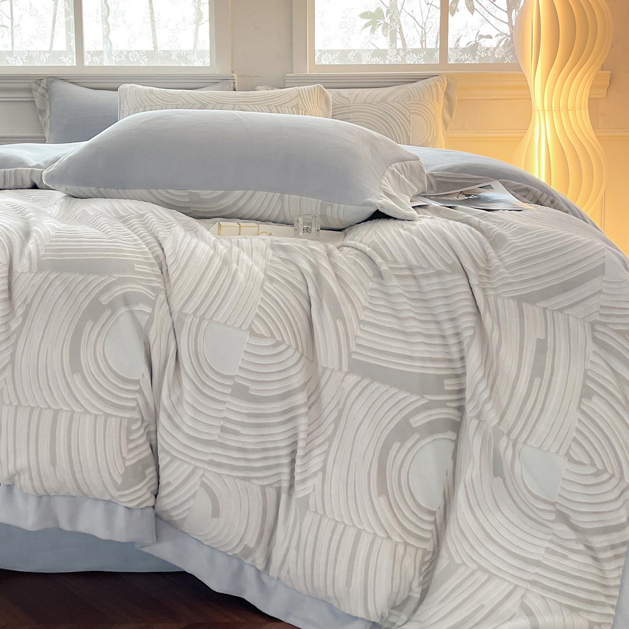 91家纺网 家纺一手货源 找家纺 2025秋冬新品加厚保暖雕花牛奶绒四件套婴儿绒被套床单双面珊瑚绒床笠床上用品 阿芙拉-雅士灰