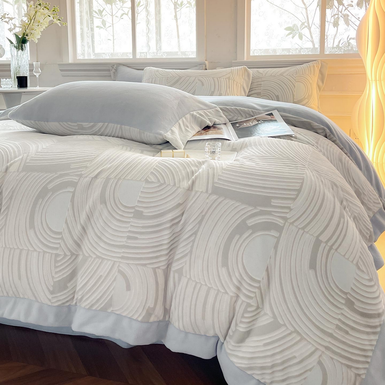 91家纺网 家纺一手货源 找家纺 2025秋冬新品加厚保暖雕花牛奶绒四件套婴儿绒被套床单双面珊瑚绒床笠床上用品 阿芙拉-雅士灰