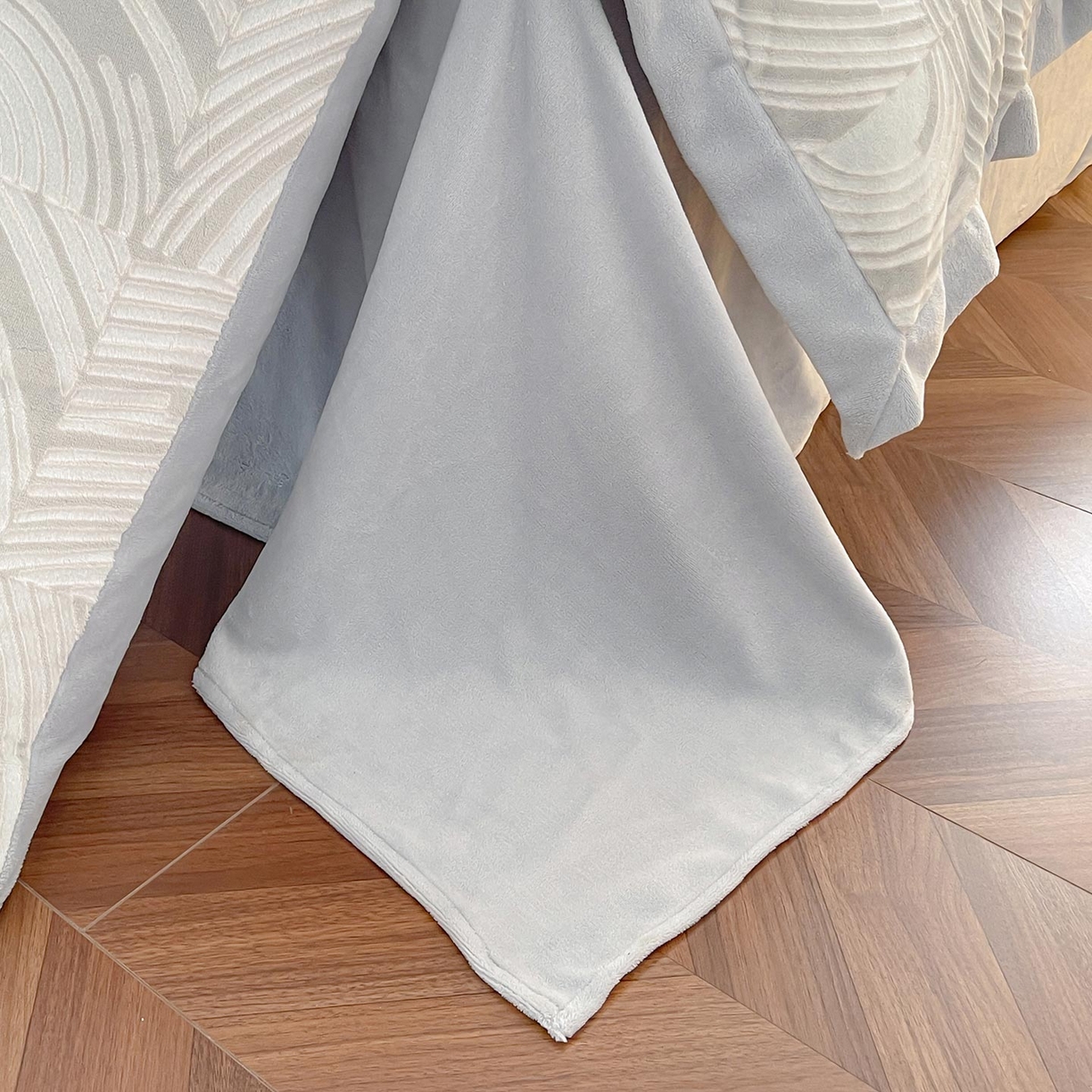 91家纺网 家纺一手货源 找家纺 2025秋冬新品加厚保暖雕花牛奶绒四件套婴儿绒被套床单双面珊瑚绒床笠床上用品 阿芙拉-雅士灰