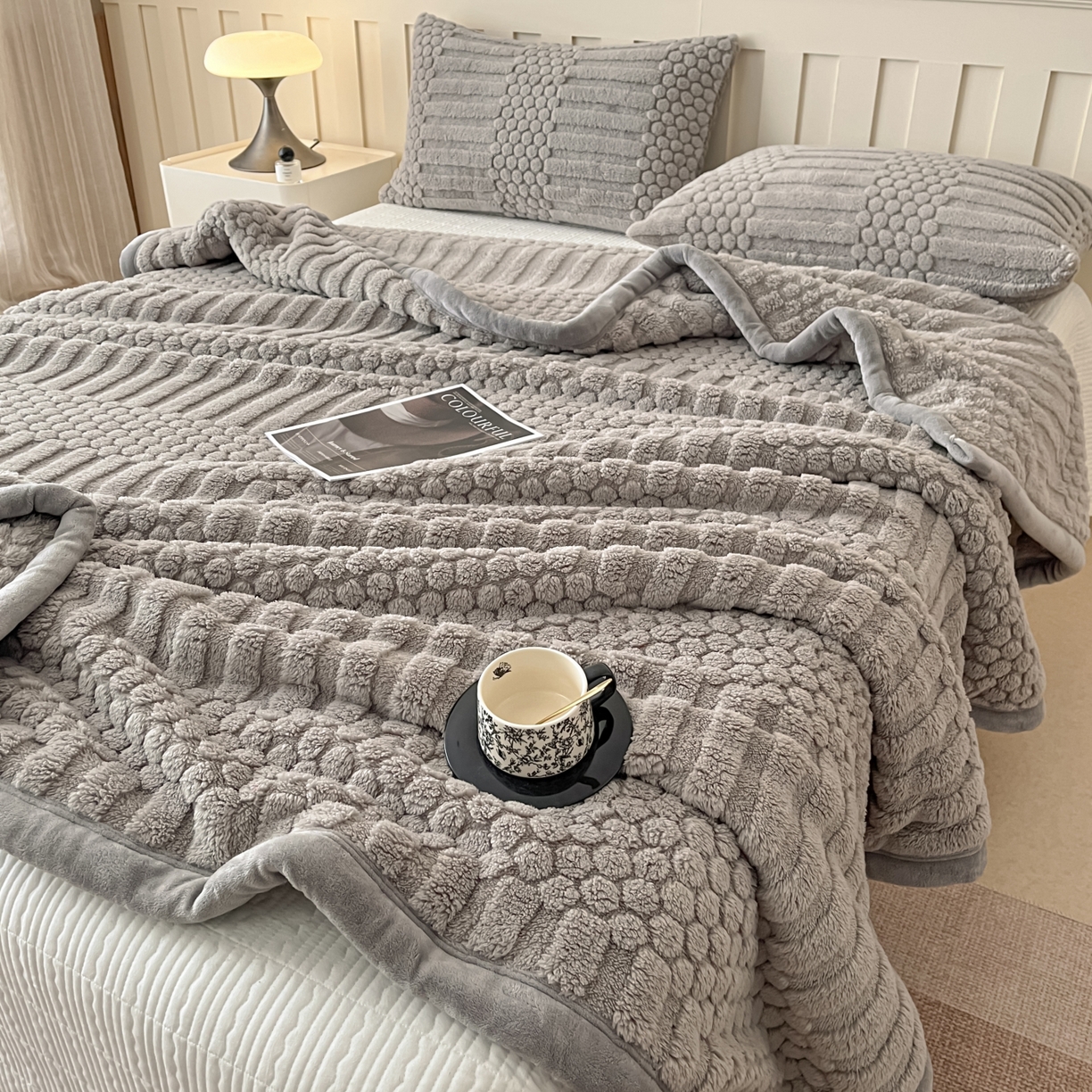 91家纺网 家纺一手货源 找家纺 欧邦 2025新款A类提花云锦绒双面绒单层毯-风铃系列 风铃-浅灰