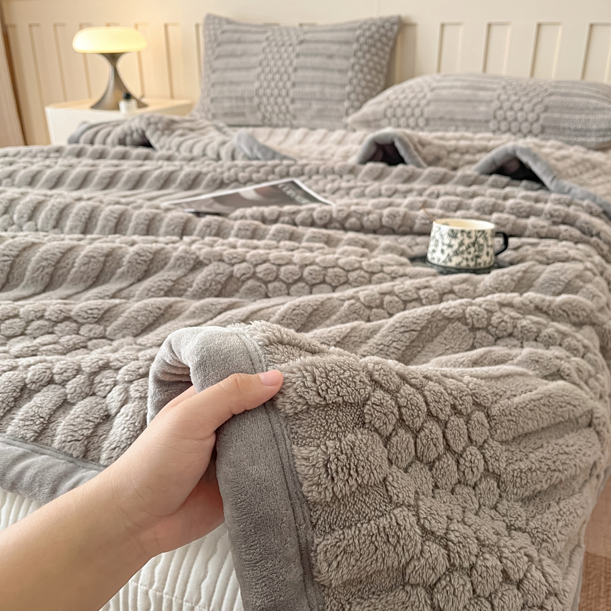 91家纺网 家纺一手货源 找家纺 欧邦 2025新款A类提花云锦绒双面绒单层毯-风铃系列 风铃-浅灰