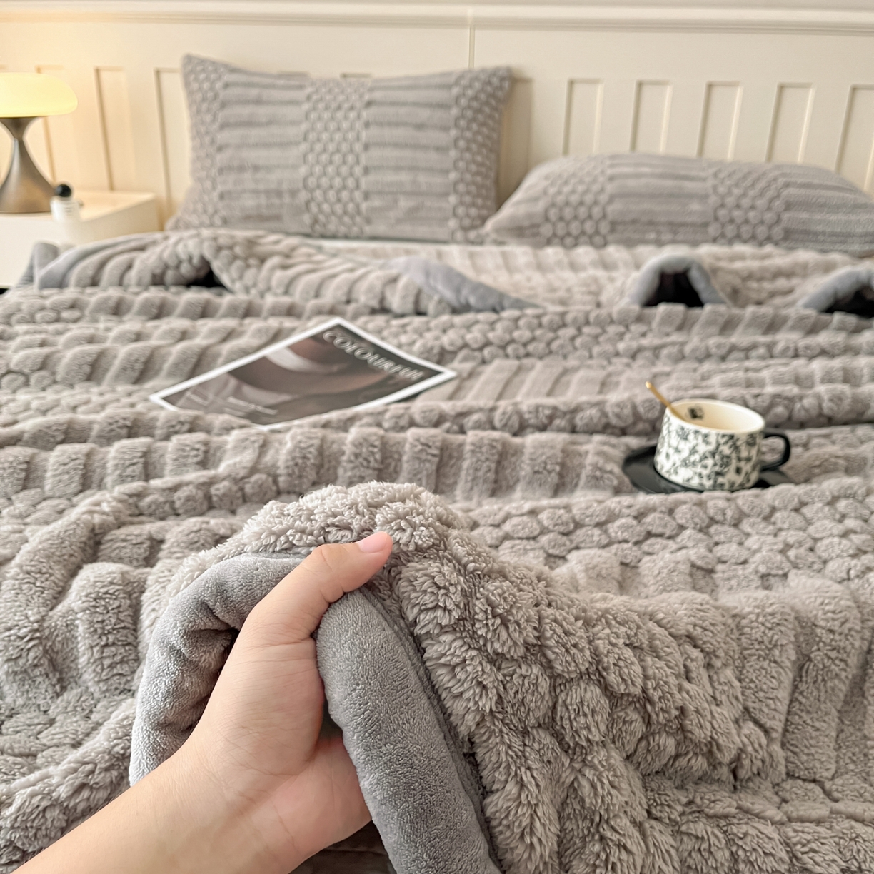 91家纺网 家纺一手货源 找家纺 欧邦 2025新款A类提花云锦绒双面绒单层毯-风铃系列 风铃-浅灰