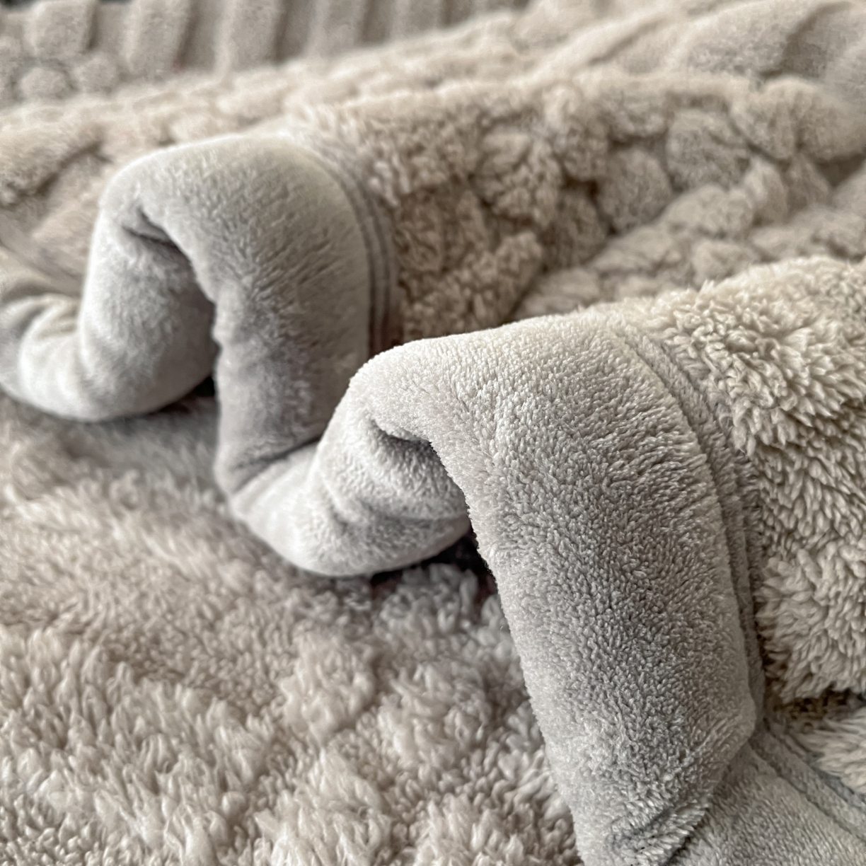 91家纺网 家纺一手货源 找家纺 欧邦 2025新款A类提花云锦绒双面绒单层毯-风铃系列 风铃-浅灰