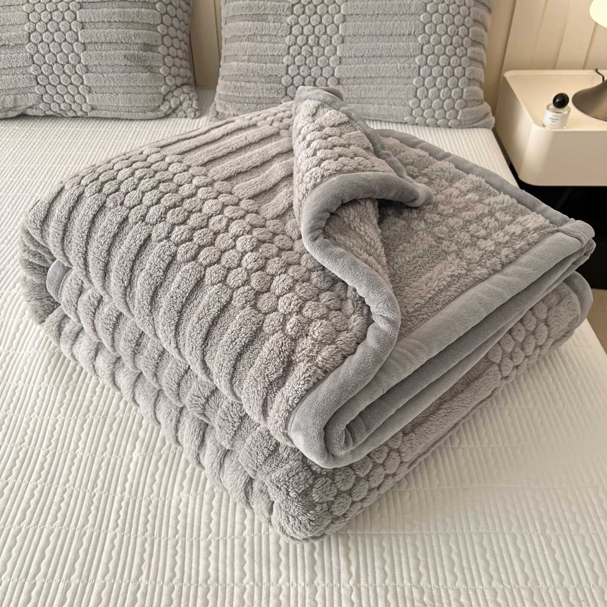 91家纺网 家纺一手货源 找家纺 欧邦 2025新款A类提花云锦绒双面绒单层毯-风铃系列 风铃-浅灰