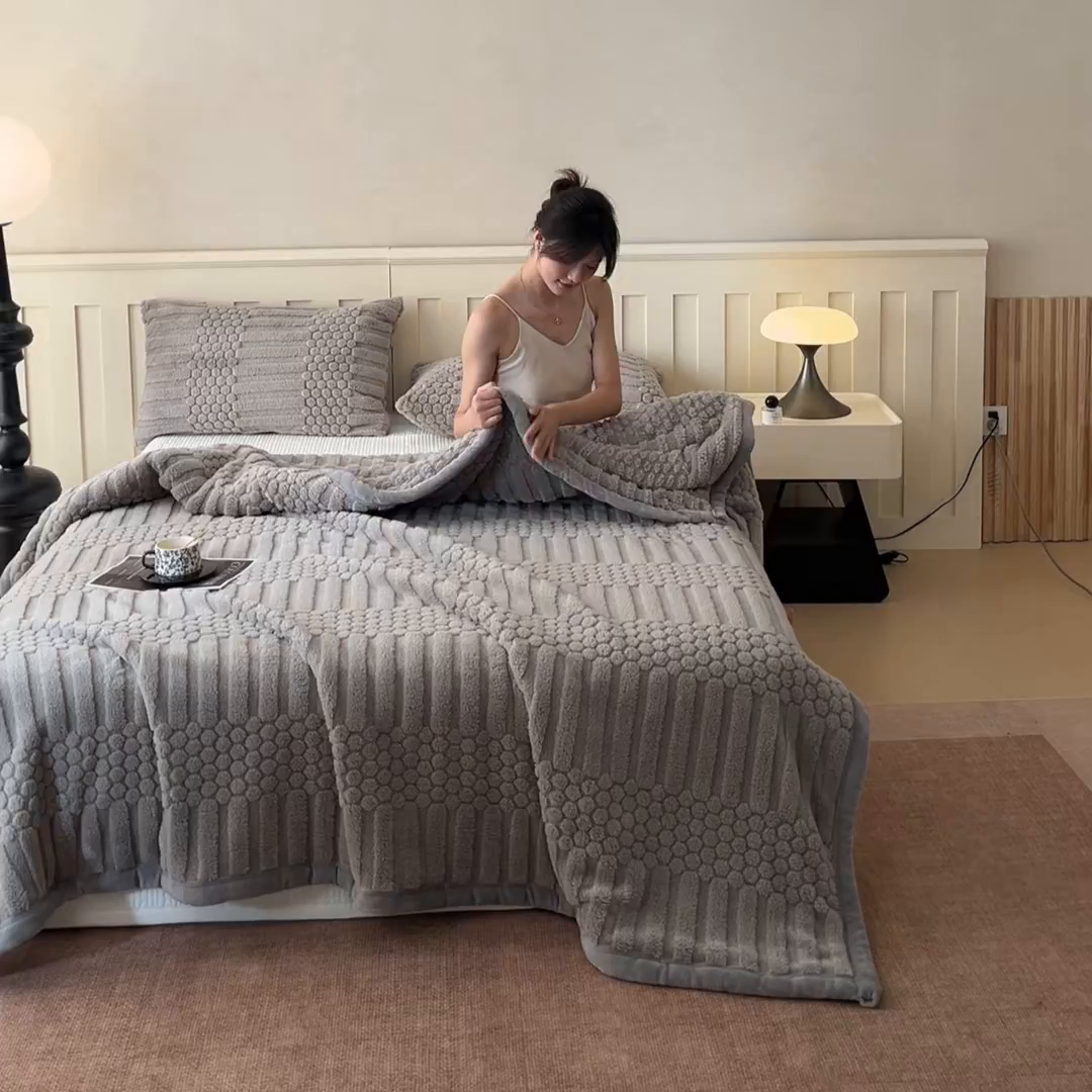 91家纺网 家纺一手货源 找家纺 欧邦 2025新款A类提花云锦绒双面绒单层毯-风铃系列 风铃-浅灰