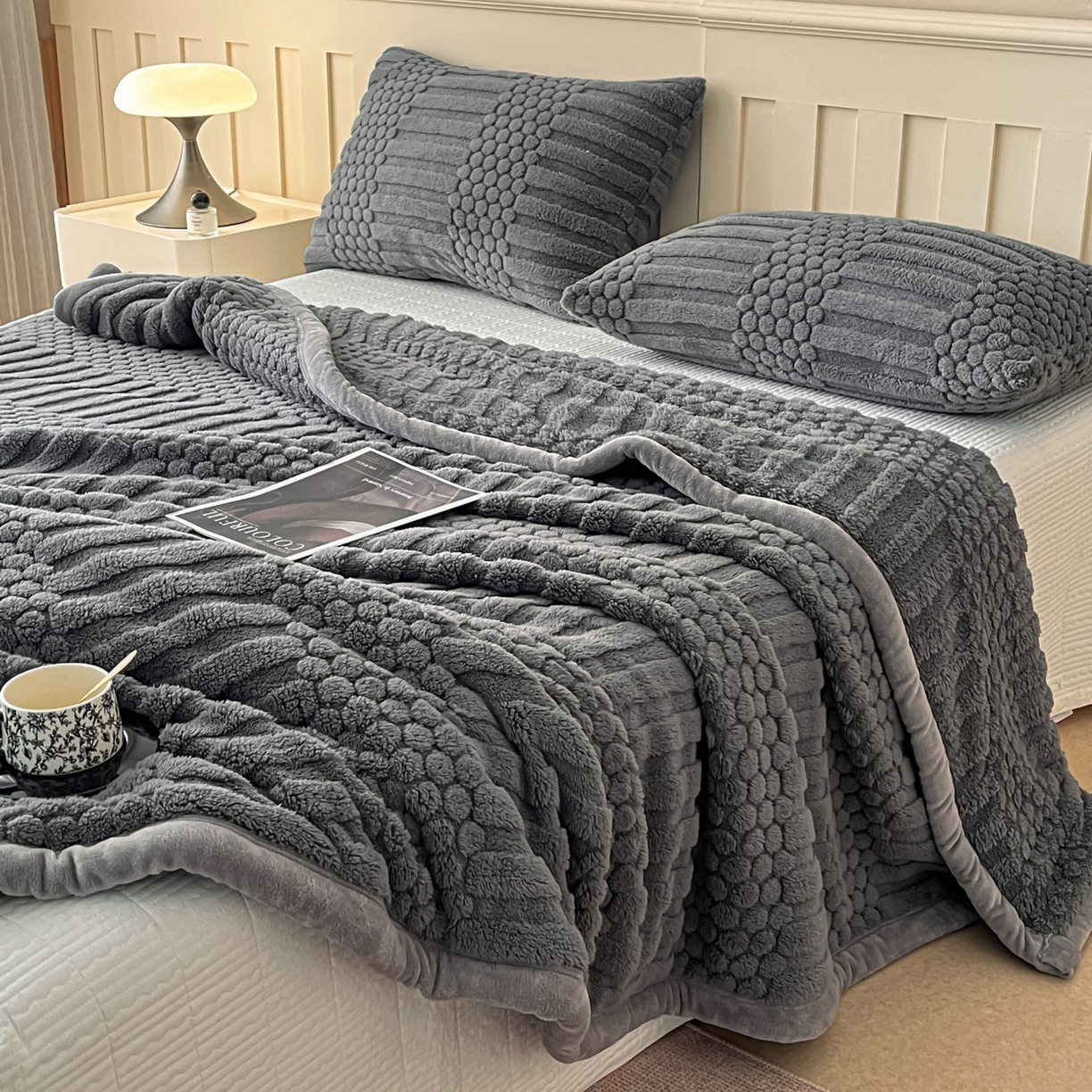 91家纺网 家纺一手货源 找家纺 欧邦 2025新款A类提花云锦绒双面绒单层毯-风铃系列 风铃-深灰