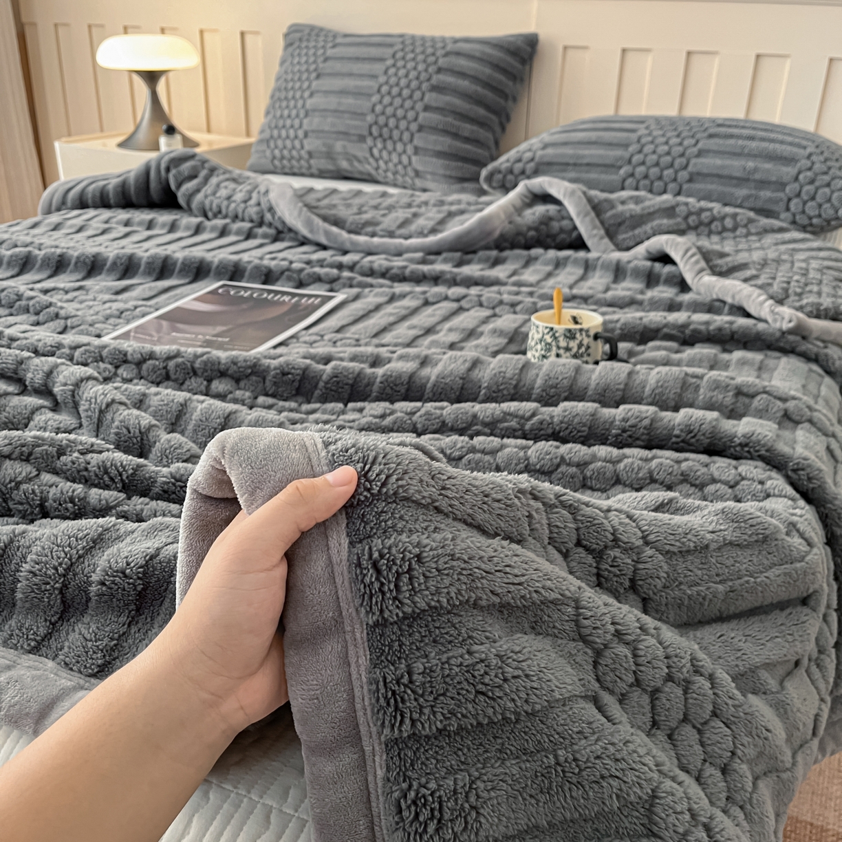 91家纺网 家纺一手货源 找家纺 欧邦 2025新款A类提花云锦绒双面绒单层毯-风铃系列 风铃-深灰