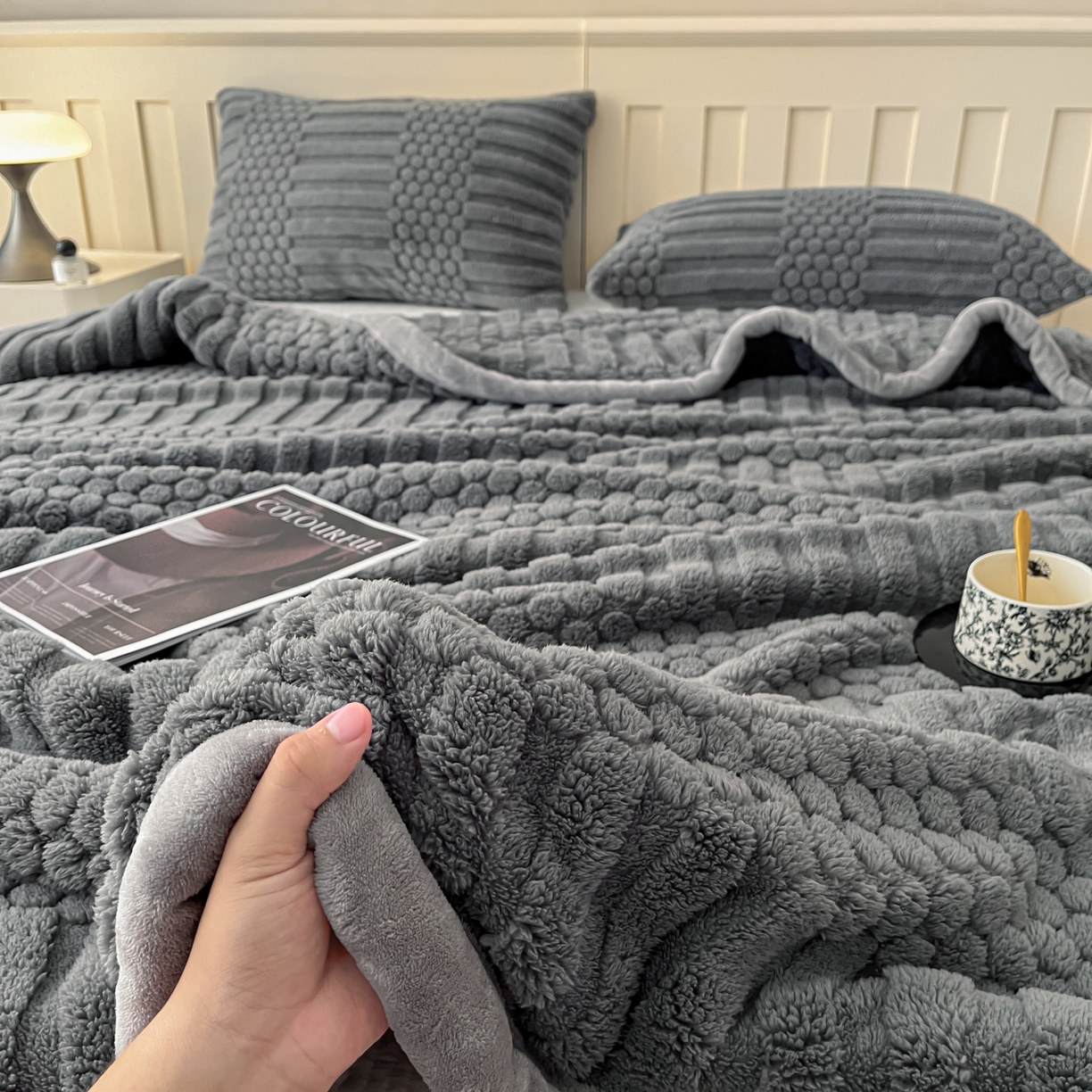 91家纺网 家纺一手货源 找家纺 欧邦 2025新款A类提花云锦绒双面绒单层毯-风铃系列 风铃-深灰