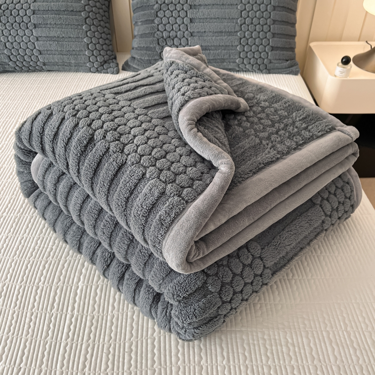 91家纺网 家纺一手货源 找家纺 欧邦 2025新款A类提花云锦绒双面绒单层毯-风铃系列 风铃-深灰