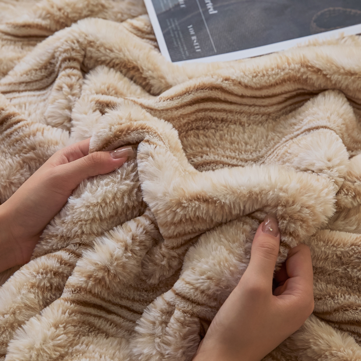 91家纺网 家纺一手货源 找家纺 欧邦 2025新款轻奢波纹加厚皮草兔毛绒双层毯 波纹-米杏