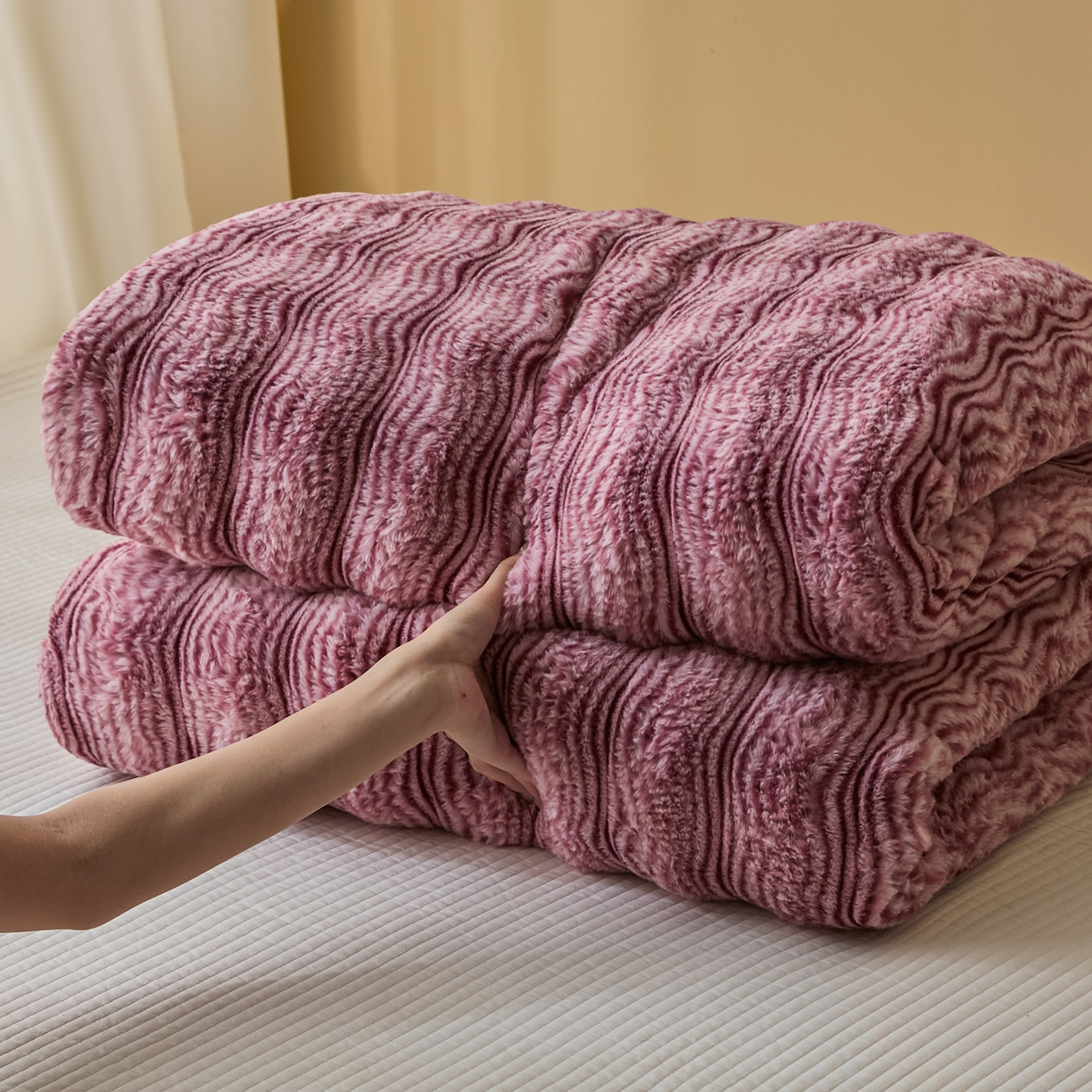 91家纺网 家纺一手货源 找家纺 欧邦 2025新款轻奢波纹加厚皮草兔毛绒双层毯 叠拍图