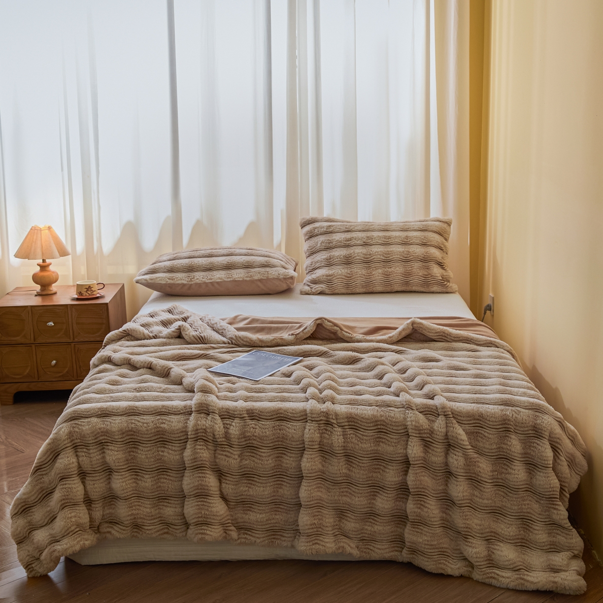 91家纺网 家纺一手货源 找家纺 欧邦 2025新款轻奢波纹加厚皮草兔毛绒双层毯 波纹-米杏
