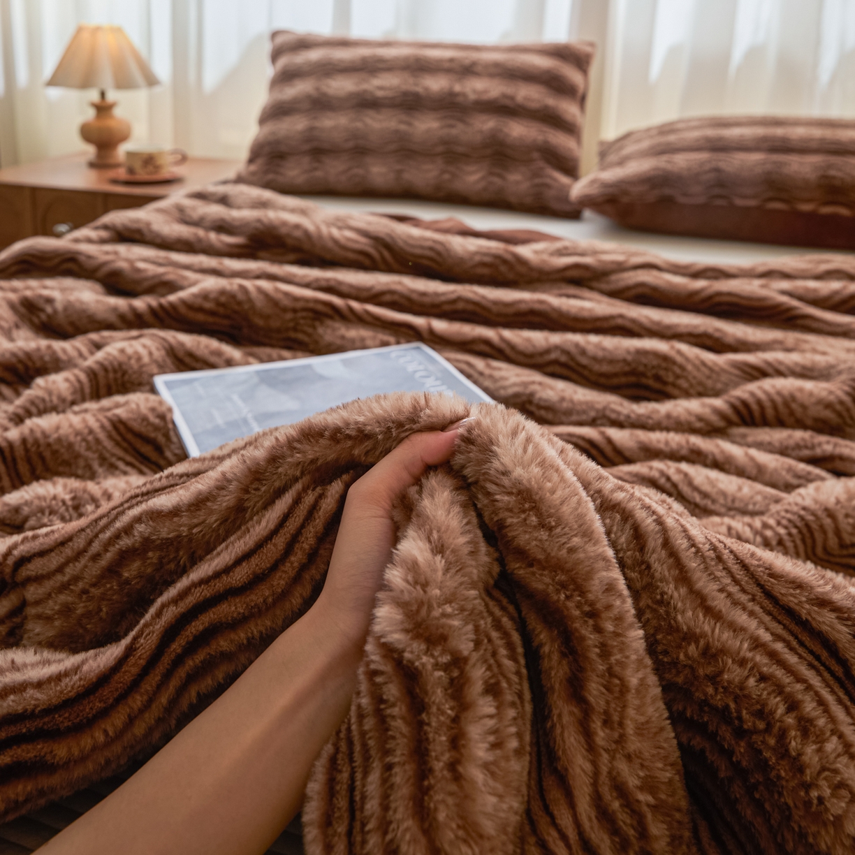 91家纺网 家纺一手货源 找家纺 欧邦 2025新款轻奢波纹加厚皮草兔毛绒双层毯 波纹-深咖