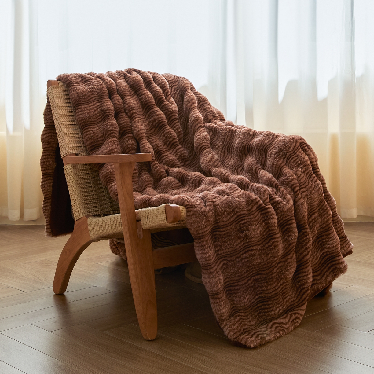 91家纺网 家纺一手货源 找家纺 欧邦 2025新款轻奢波纹加厚皮草兔毛绒双层毯 沙发图