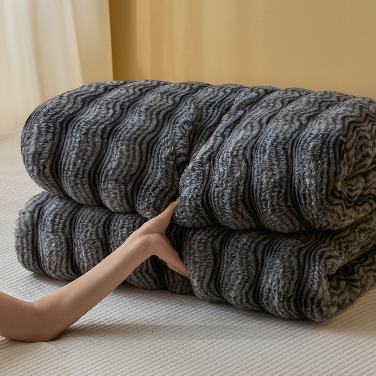 91家纺网 家纺一手货源 找家纺 欧邦 2025新款轻奢波纹加厚皮草兔毛绒双层毯 叠拍图