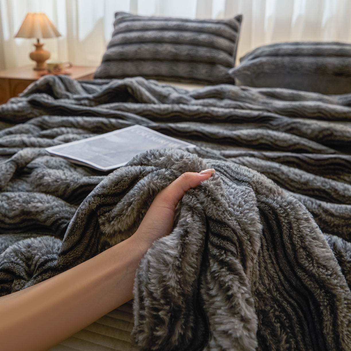 91家纺网 家纺一手货源 找家纺 欧邦 2025新款轻奢波纹加厚皮草兔毛绒双层毯 波纹-深灰