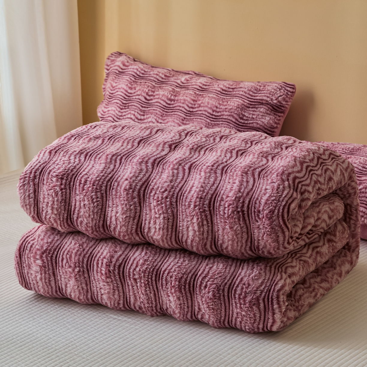 91家纺网 家纺一手货源 找家纺 欧邦 2025新款轻奢波纹加厚皮草兔毛绒双层毯 叠拍图