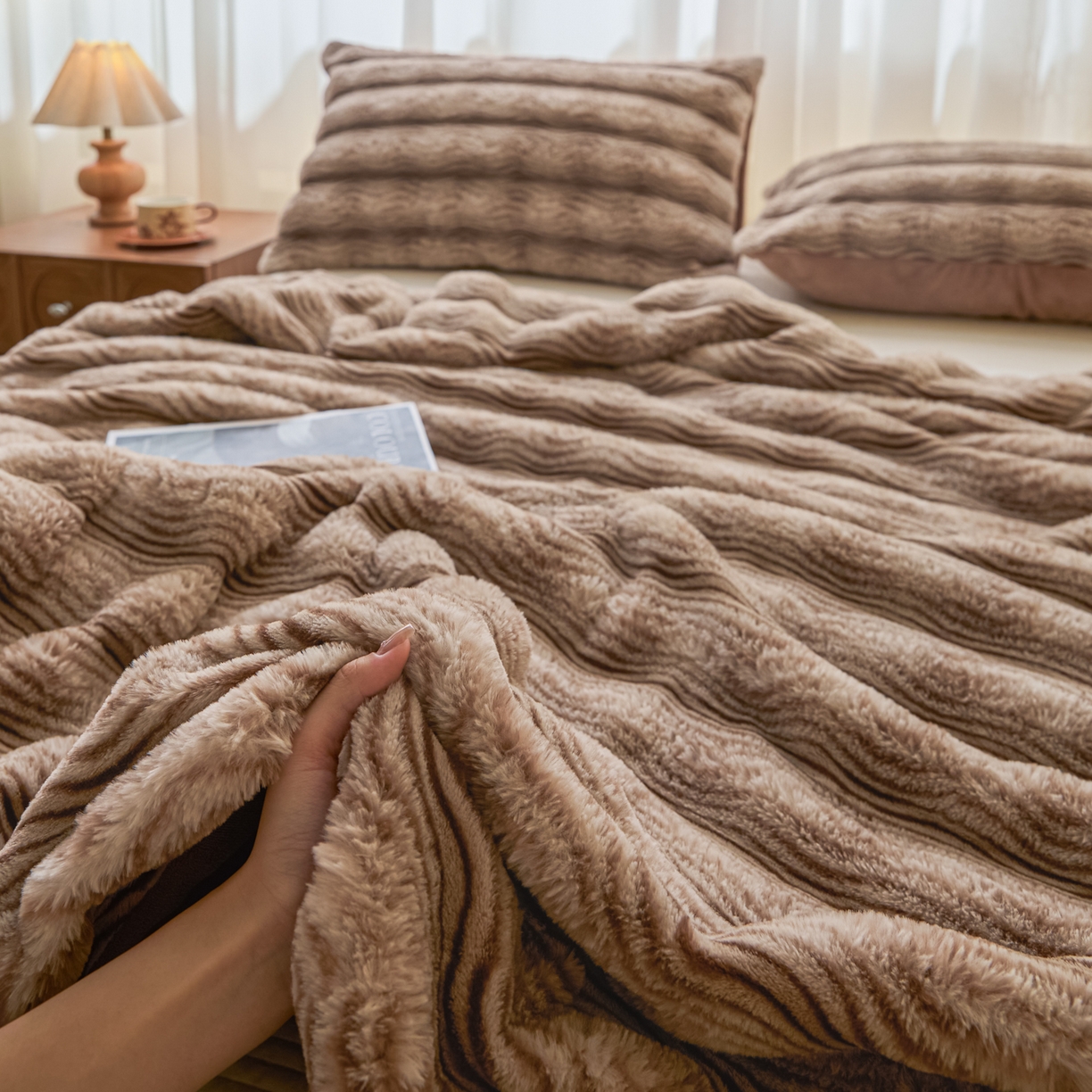 91家纺网 家纺一手货源 找家纺 （总）欧邦 2025新款轻奢波纹加厚皮草兔毛绒双层毯