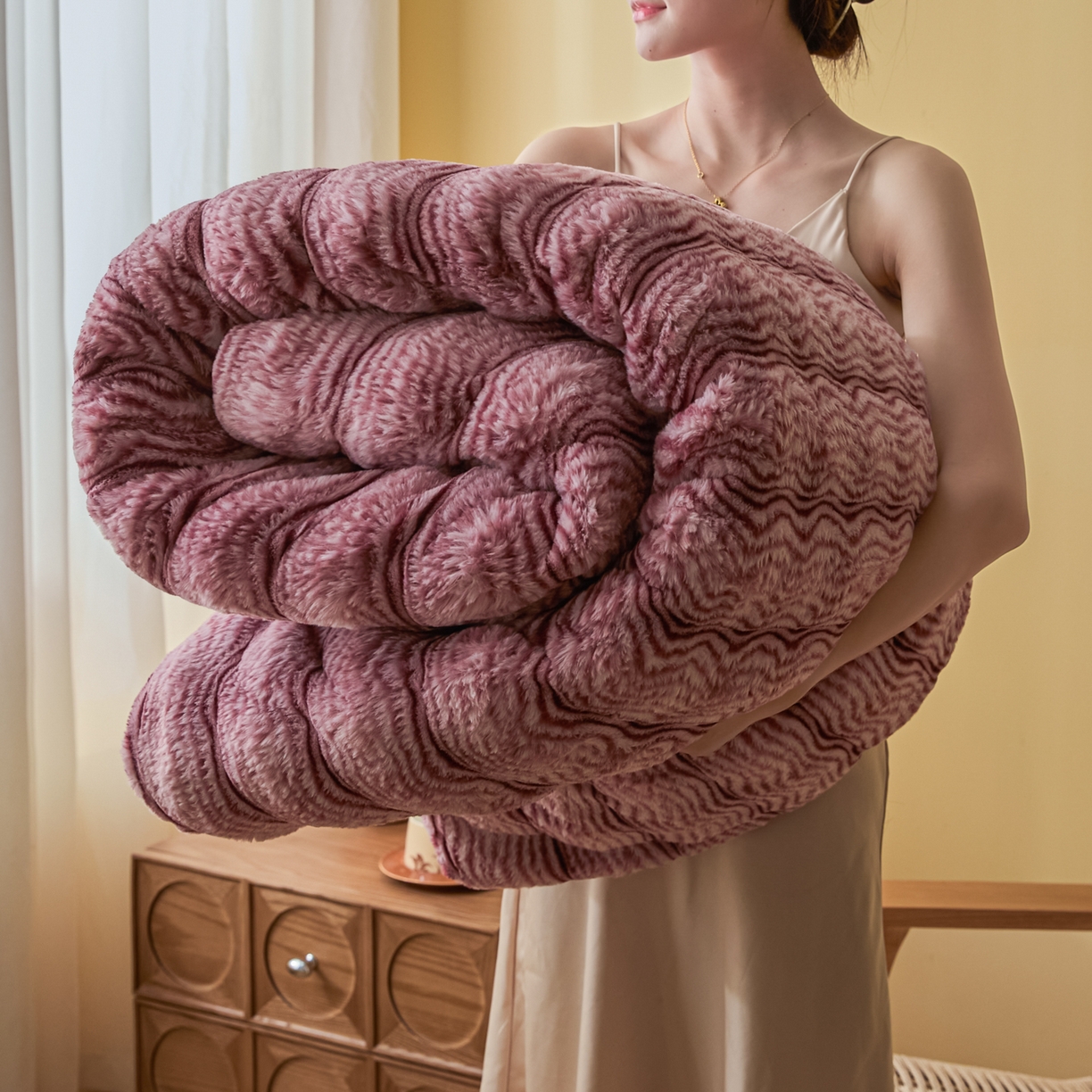 91家纺网 家纺一手货源 找家纺 欧邦 2025新款轻奢波纹加厚皮草兔毛绒双层毯 叠拍图