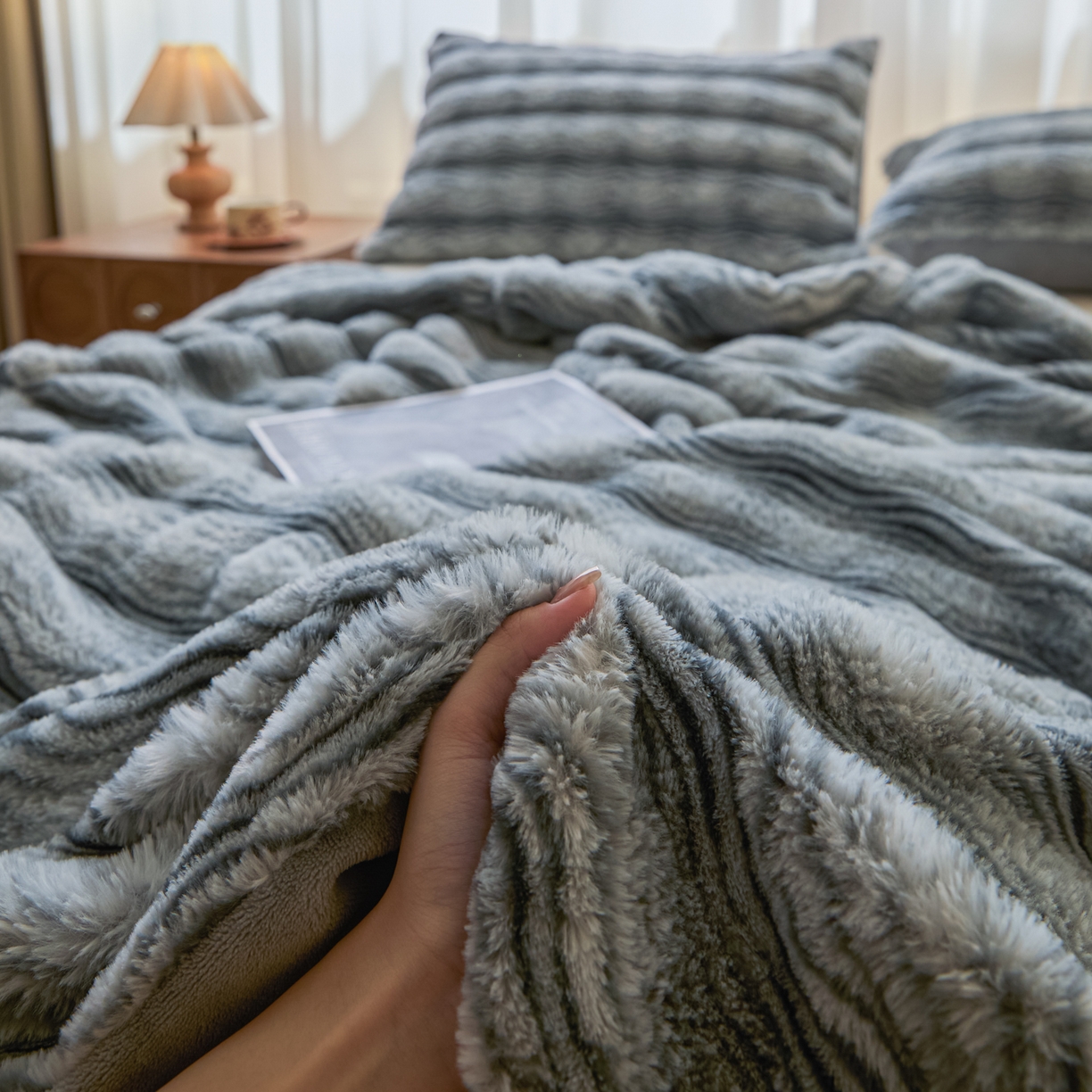 91家纺网 家纺一手货源 找家纺 欧邦 2025新款轻奢波纹加厚皮草兔毛绒双层毯 波纹-蓝灰