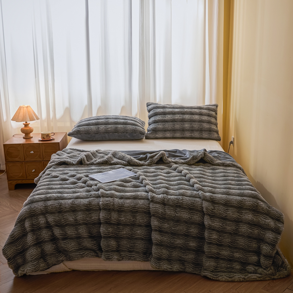 91家纺网 家纺一手货源 找家纺 欧邦 2025新款轻奢波纹加厚皮草兔毛绒双层毯 波纹-浅灰