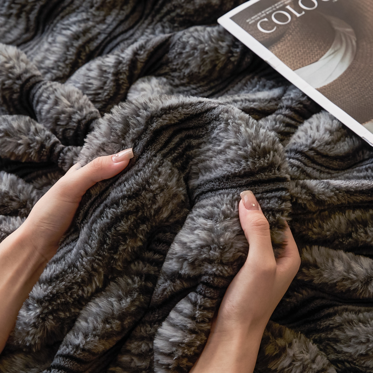 91家纺网 家纺一手货源 找家纺 欧邦 2025新款轻奢波纹加厚皮草兔毛绒双层毯 波纹-深灰