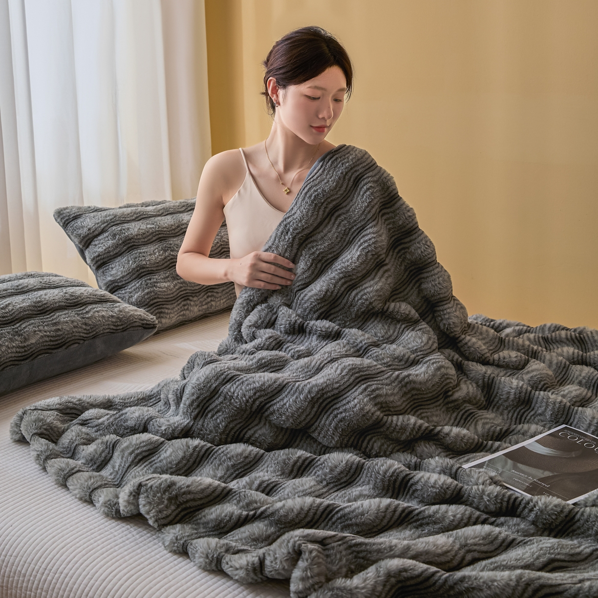 91家纺网 家纺一手货源 找家纺 欧邦 2025新款轻奢波纹加厚皮草兔毛绒双层毯 波纹-浅灰