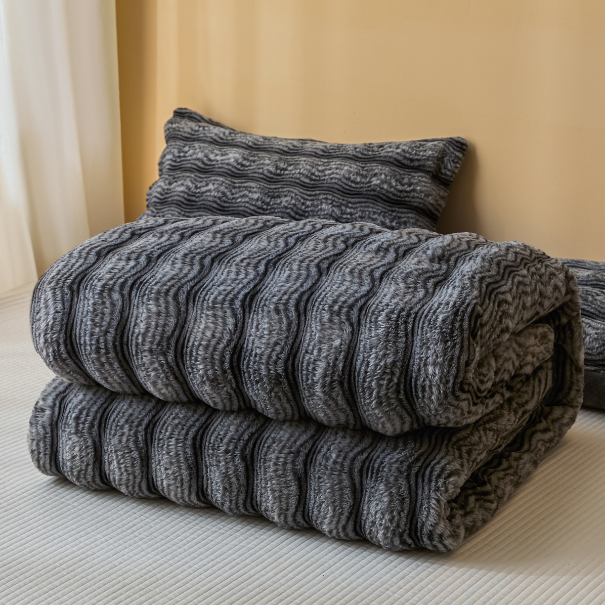 91家纺网 家纺一手货源 找家纺 欧邦 2025新款轻奢波纹加厚皮草兔毛绒双层毯 叠拍图