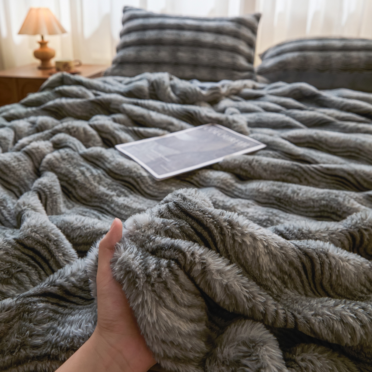 91家纺网 家纺一手货源 找家纺 欧邦 2025新款轻奢波纹加厚皮草兔毛绒双层毯 波纹-浅灰