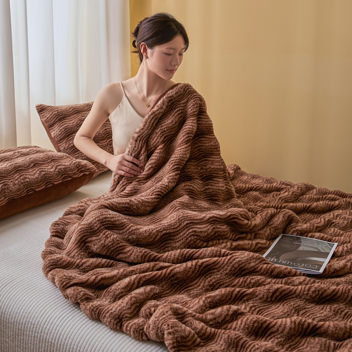 91家纺网 家纺一手货源 找家纺 欧邦 2025新款轻奢波纹加厚皮草兔毛绒双层毯 波纹-深咖