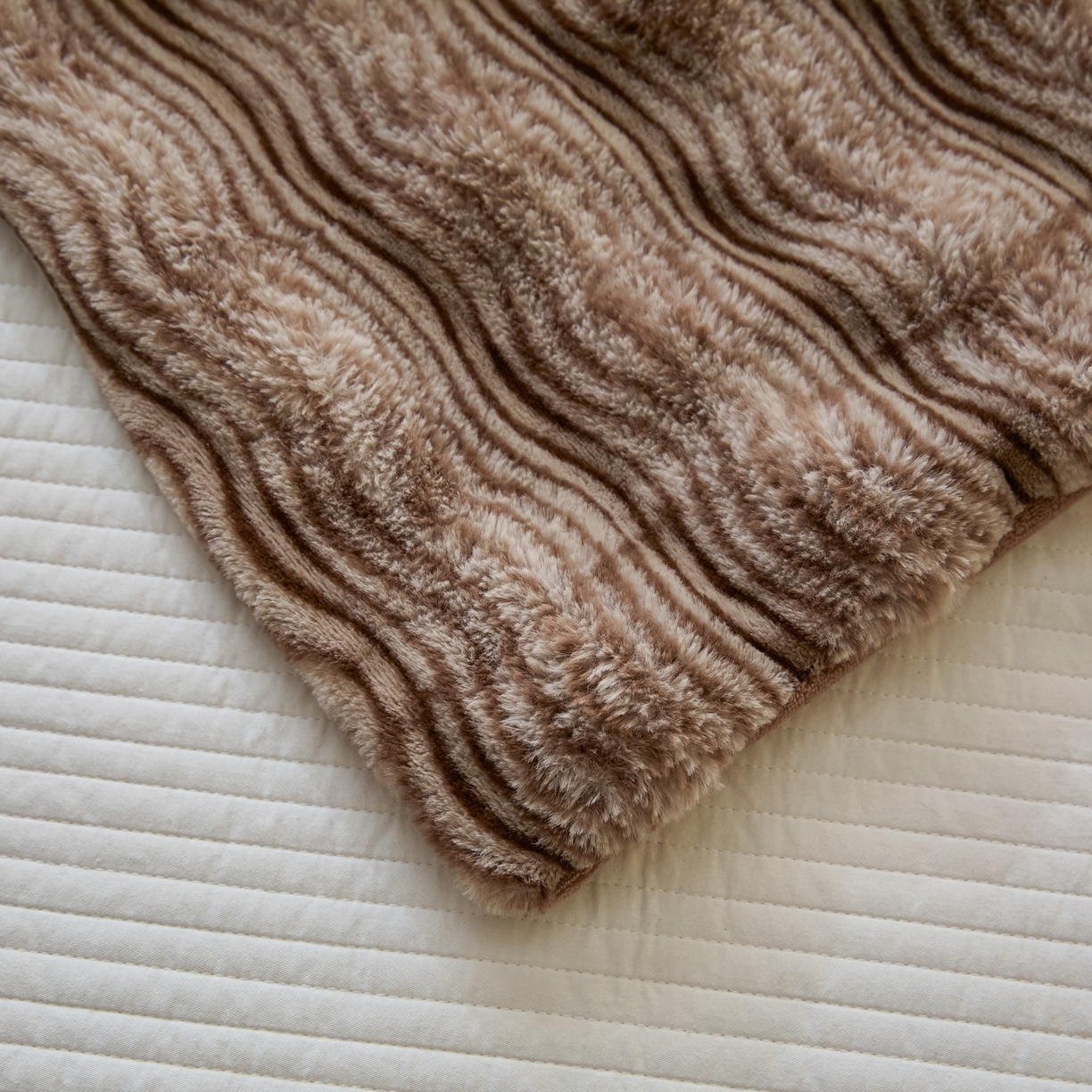 91家纺网 家纺一手货源 找家纺 （总）欧邦 2025新款轻奢波纹加厚皮草兔毛绒双层毯