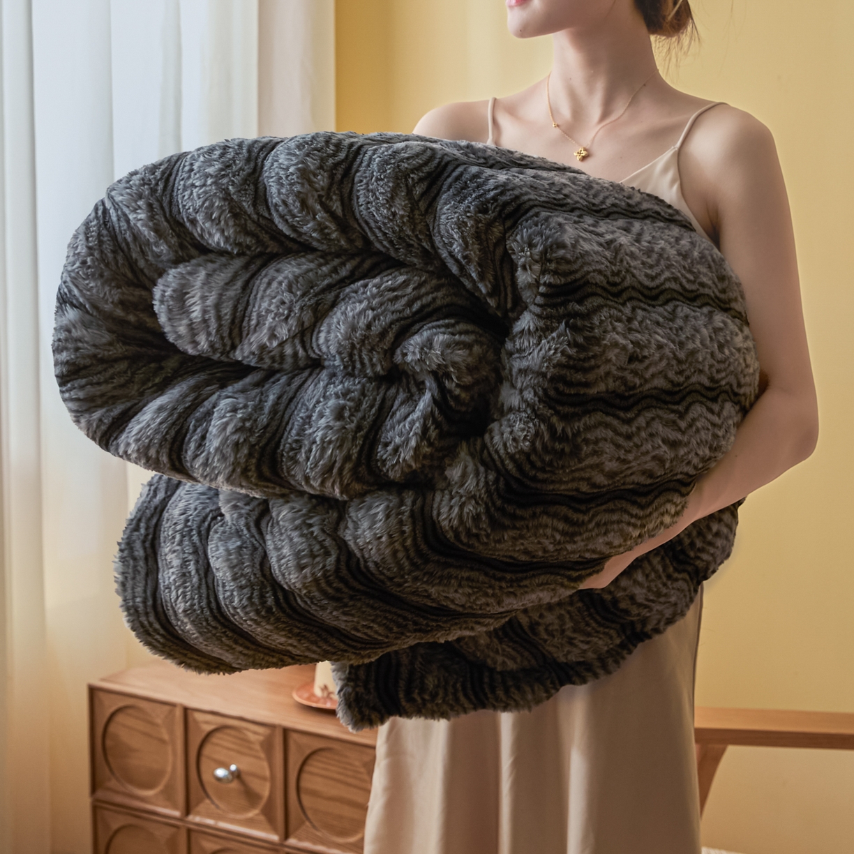 91家纺网 家纺一手货源 找家纺 欧邦 2025新款轻奢波纹加厚皮草兔毛绒双层毯 叠拍图