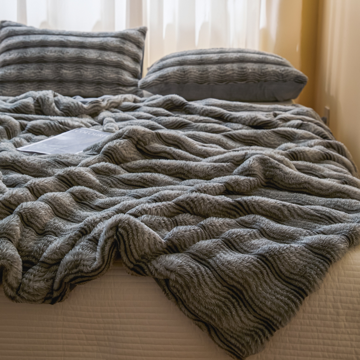 91家纺网 家纺一手货源 找家纺 欧邦 2025新款轻奢波纹加厚皮草兔毛绒双层毯 波纹-浅灰