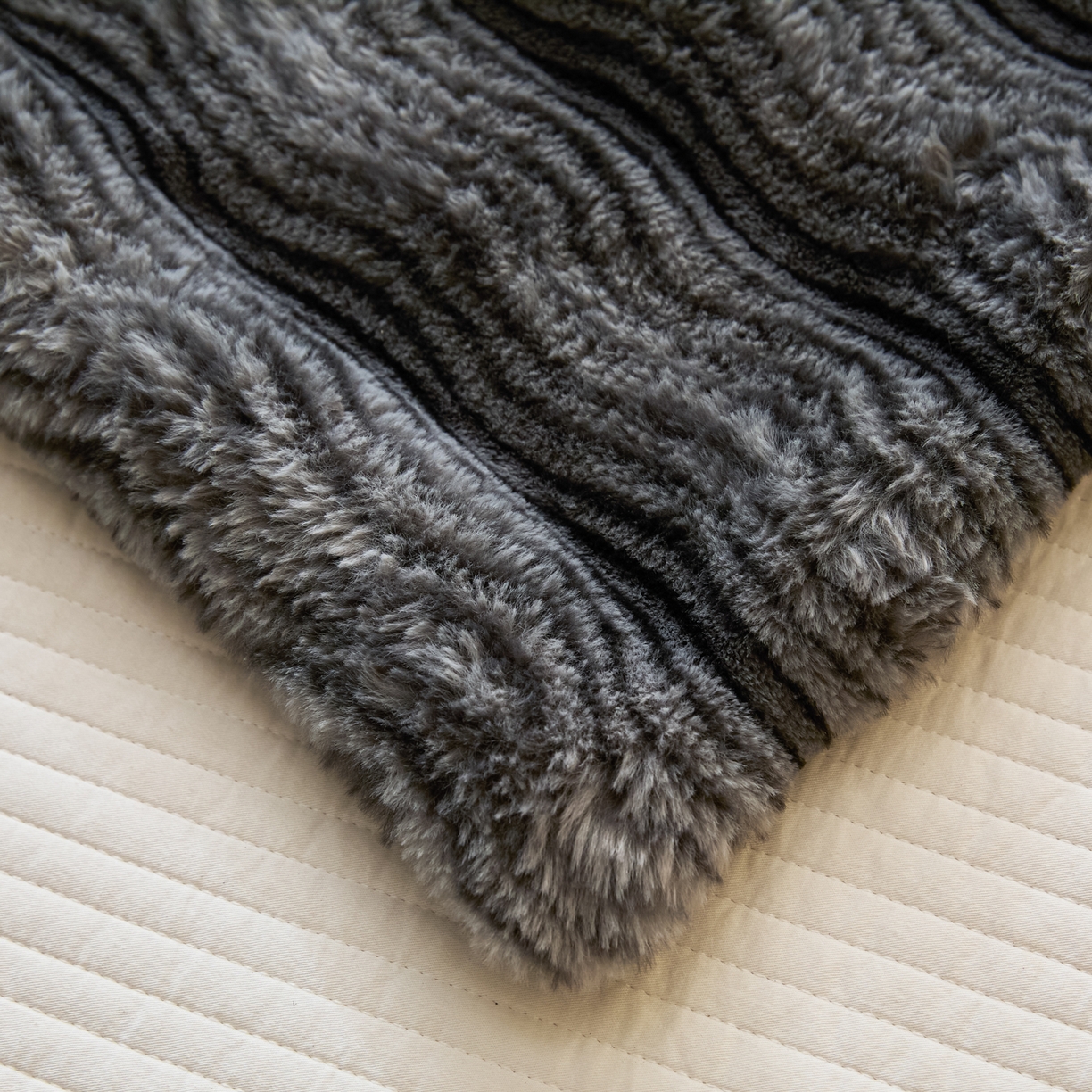 91家纺网 家纺一手货源 找家纺 欧邦 2025新款轻奢波纹加厚皮草兔毛绒双层毯 波纹-深灰