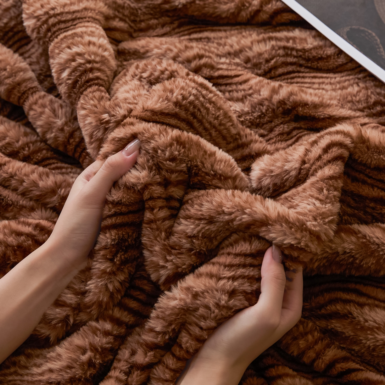 91家纺网 家纺一手货源 找家纺 欧邦 2025新款轻奢波纹加厚皮草兔毛绒双层毯 波纹-深咖