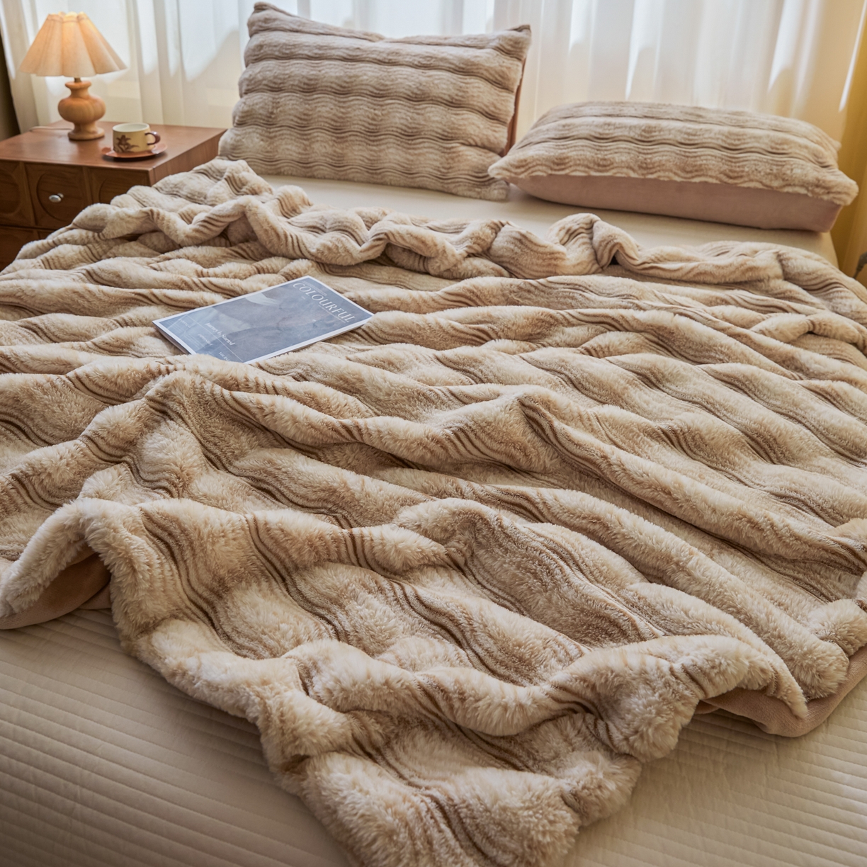 91家纺网 家纺一手货源 找家纺 欧邦 2025新款轻奢波纹加厚皮草兔毛绒双层毯 波纹-米杏