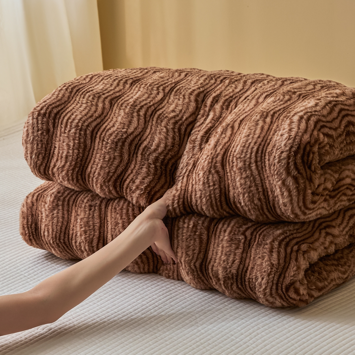 91家纺网 家纺一手货源 找家纺 欧邦 2025新款轻奢波纹加厚皮草兔毛绒双层毯 叠拍图