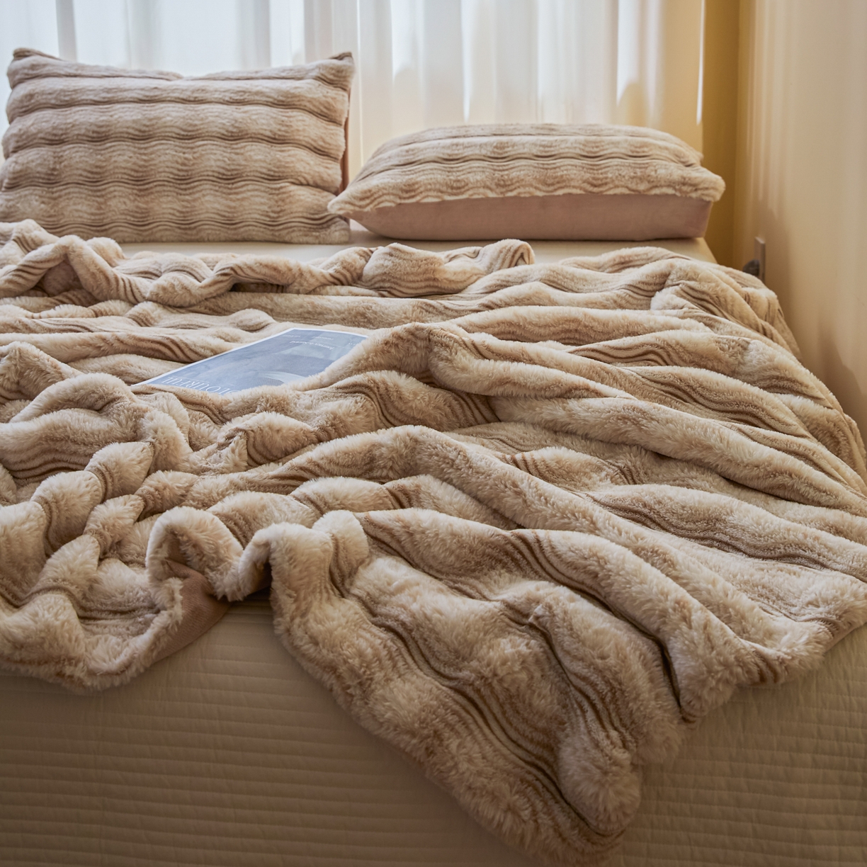 91家纺网 家纺一手货源 找家纺 欧邦 2025新款轻奢波纹加厚皮草兔毛绒双层毯 波纹-米杏
