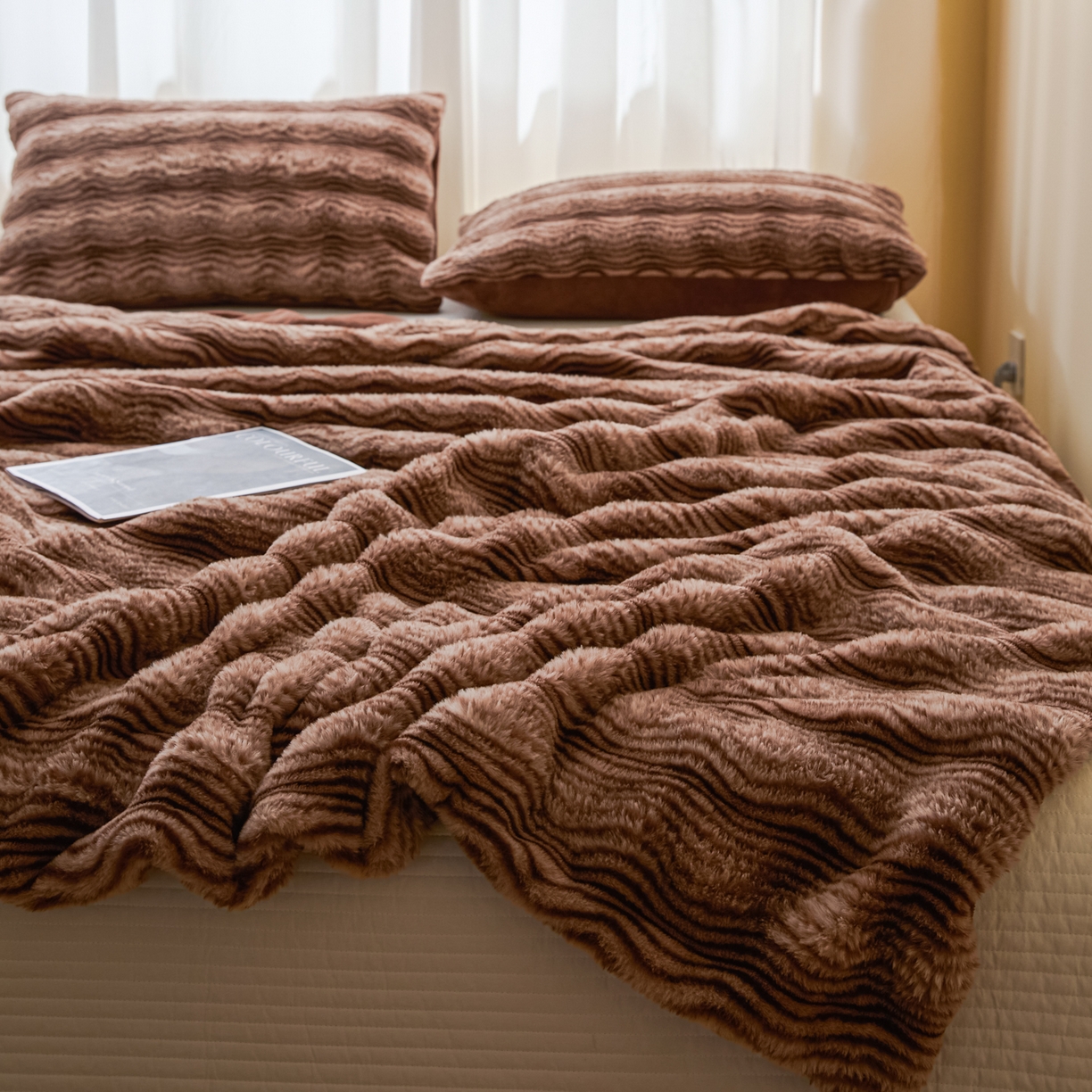 91家纺网 家纺一手货源 找家纺 欧邦 2025新款轻奢波纹加厚皮草兔毛绒双层毯 波纹-深咖