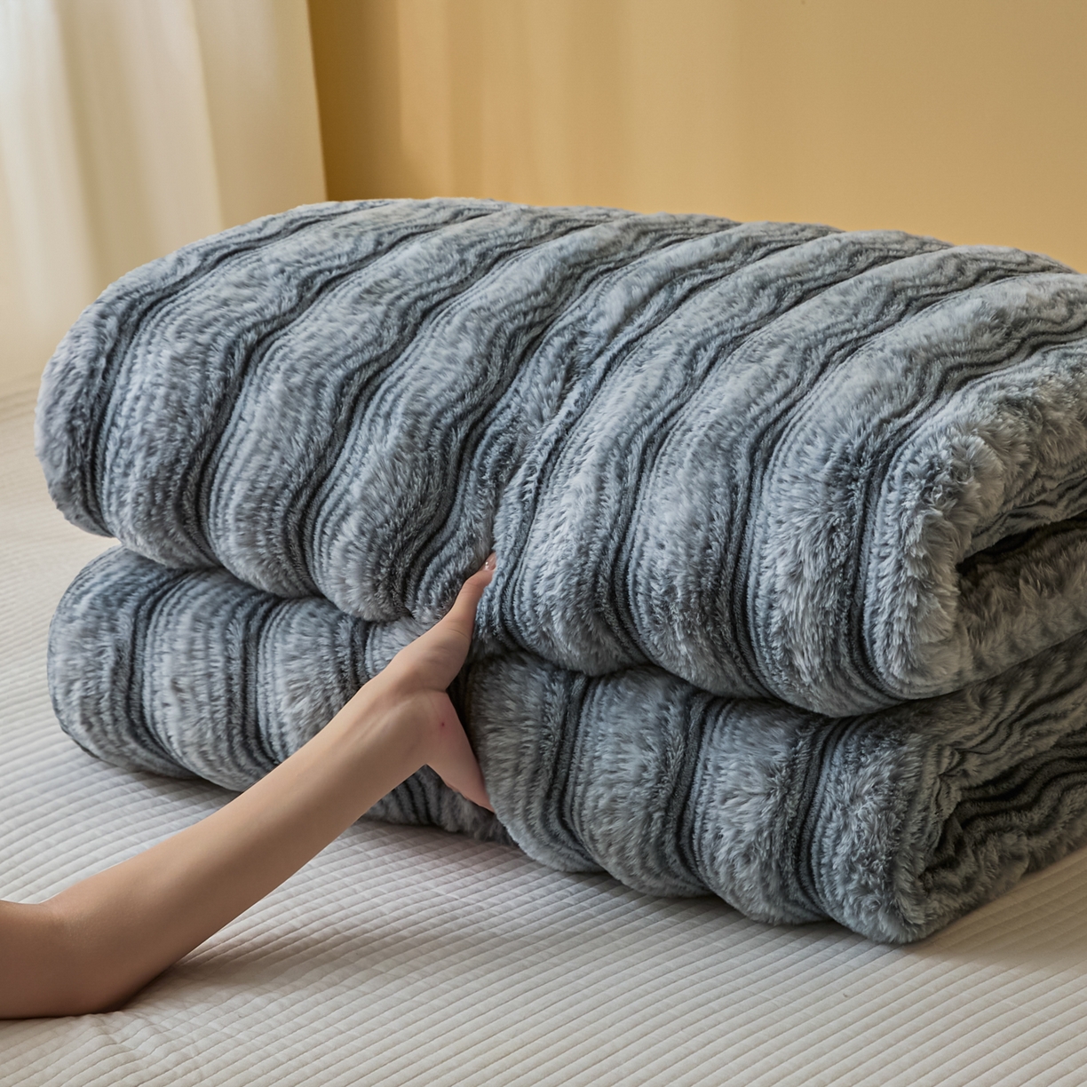 91家纺网 家纺一手货源 找家纺 欧邦 2025新款轻奢波纹加厚皮草兔毛绒双层毯 叠拍图