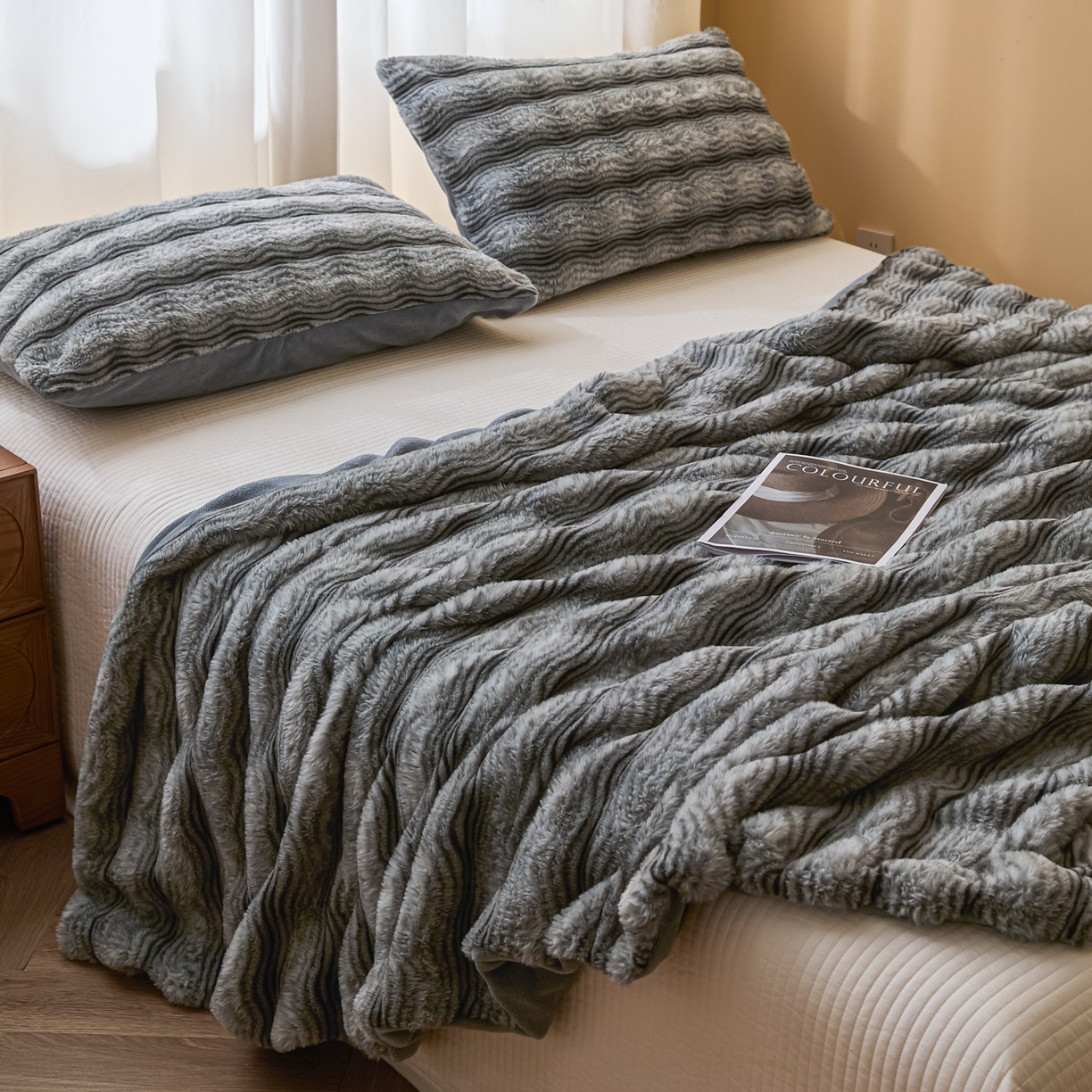 91家纺网 家纺一手货源 找家纺 欧邦 2025新款轻奢波纹加厚皮草兔毛绒双层毯 波纹-浅灰