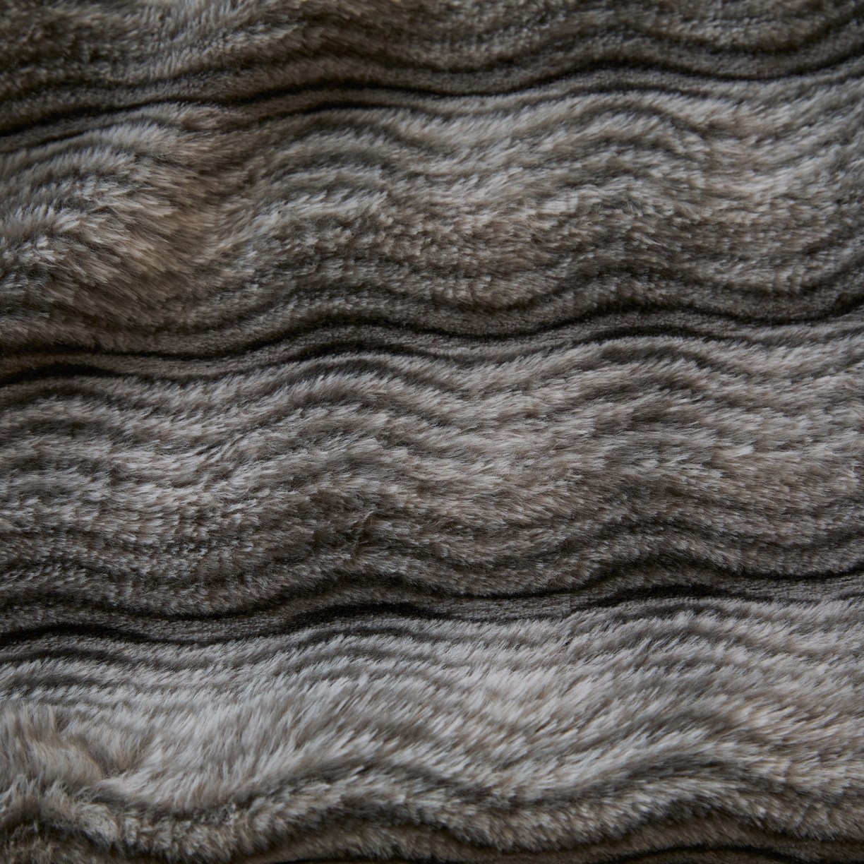91家纺网 家纺一手货源 找家纺 欧邦 2025新款轻奢波纹加厚皮草兔毛绒双层毯 波纹-浅灰