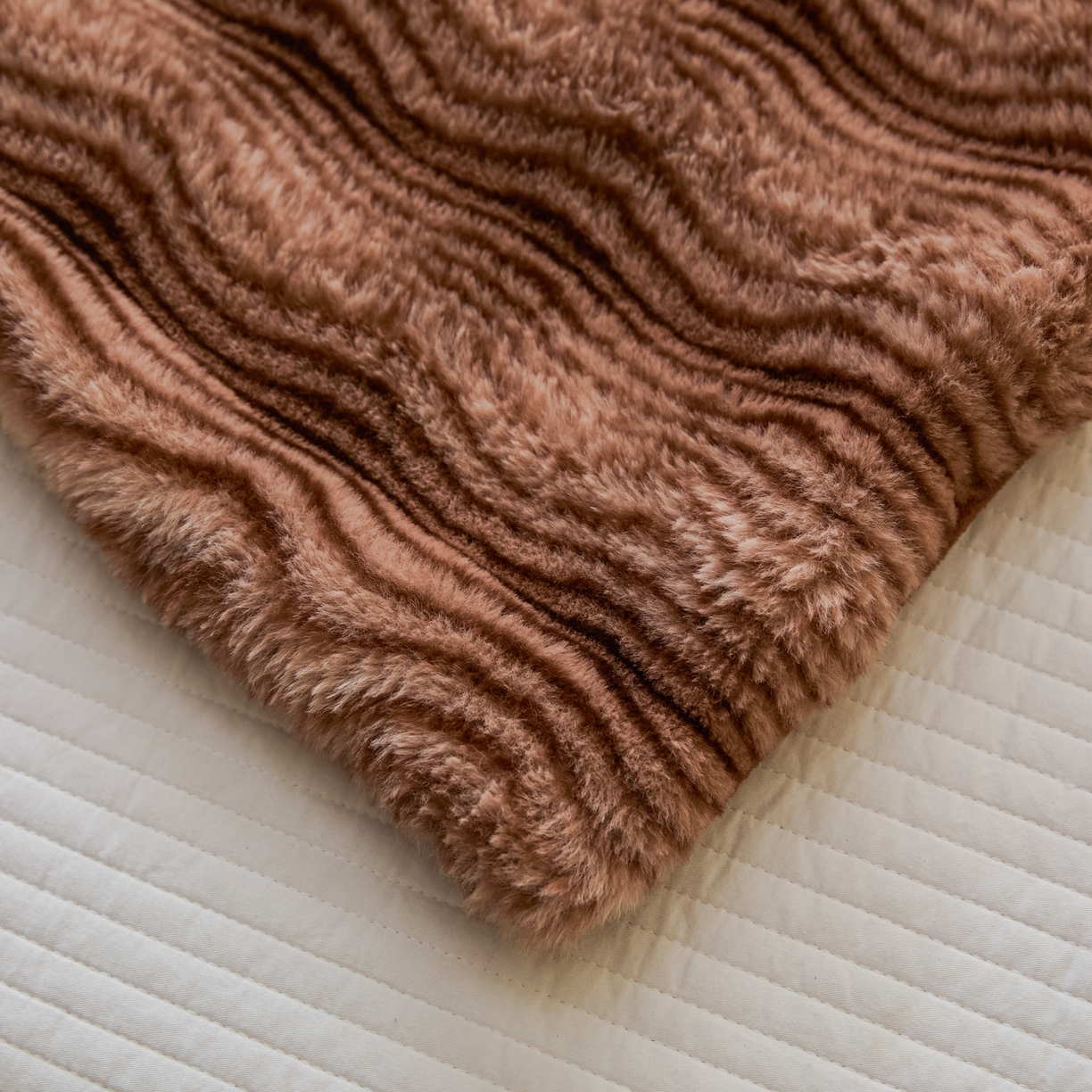 91家纺网 家纺一手货源 找家纺 欧邦 2025新款轻奢波纹加厚皮草兔毛绒双层毯 波纹-深咖